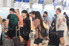 Mặc giá vé cao, sân bay Nội Bài vẫn chật kín khách ngày đầu nghỉ lễ