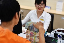 Lãi suất liên tục chạm đáy, người dân đua nhau rút tiền khỏi ngân hàng