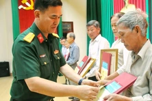 Quảng Ngãi: Bàn giao kỷ vật của 7 liệt sĩ cho gia đình