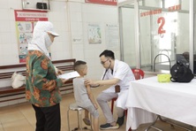 Khám sàng lọc tim và mắt miễn phí cho trẻ em tỉnh Hà Nam