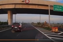 Tài xế điều khiển xe đi lùi trên cao tốc bị xử phạt hành chính