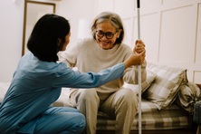 Người cao tuổi nên khám sức khỏe định kỳ ít nhất 1 lần/năm