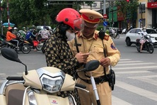 Nữ tài xế đầu tiên bị tạm giữ giấy phép lái xe tích hợp trên VNeID