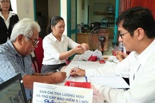 Người già không có lương hưu vui mừng được trợ cấp xã hội mức mới cao hơn