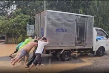 Video: Trong ngập lụt, CSGT Nghệ An không ngại khó, đẩy xe giúp người dân