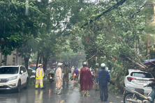 Ngày đêm bảo đảm an toàn giao thông trên những cung đường ảnh hưởng mưa bão