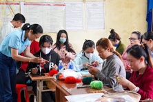 Phụ nữ dân tộc thiểu số học nghề, sản phẩm hoa, túi xách... có đầu ra