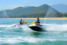 Tưng bừng Lễ hội thuyền buồm, dù bay, moto nước "Vượt sóng Hạ Long 2024"