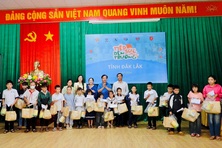 Quà “Tiếp sức trẻ em đến trường” đến với học sinh khuyết tật Đắk Lắk