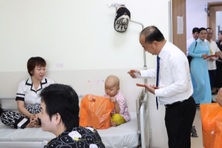 "Sóng chữa lành" hỗ trợ kinh phí điều trị cho trẻ em mắc bệnh hiểm nghèo