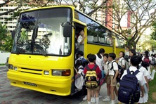 Đề xuất xe chở học sinh phải sơn màu vàng đậm và có biển báo