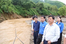 Bí thư Trung ương Đoàn thăm hỏi người dân hứng chịu lũ lụt ở Sơn La