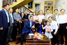 Thủ tướng thăm Mẹ Việt Nam Anh hùng Trần Thị Thung tại thành phố Đà Lạt