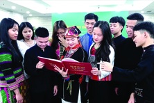 Nỗ lực truyền dạy ngôn ngữ dân tộc thiểu số cho học sinh