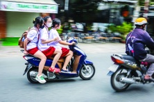Đảm bảo an toàn giao thông cho trẻ em cha mẹ phải gương mẫu!