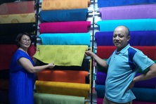 Cặp vợ chồng gìn giữ “trái tim” làng dệt the La Khê