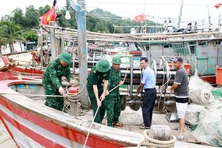 Ngư dân hối hả cấp tập neo đậu tàu thuyền, phòng tránh bão Yagi