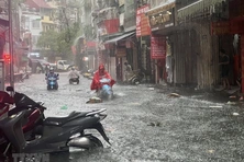 Hà Nội: Nhiều tuyến phố cảnh báo bị ngập sâu, người dân lưu ý khi di chuyển