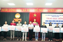 Đà Nẵng trao học bổng cho sinh viên con hộ nghèo vượt khó