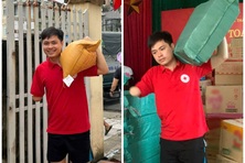 Chàng trai chỉ có 1 tay không ngại lao vào vùng lũ cứu trợ, 40h không ngủ