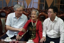 Phó Thủ tướng Nguyễn Hòa Bình thăm, tặng quà Mẹ Việt Nam Anh hùng ở Đắk Lắk