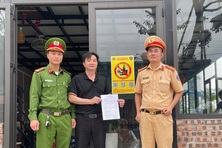 Tặng biểu trưng "Đã uống rượu, bia là không lái xe" cho các nhà hàng