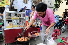 “Kinh tế vỉa hè” chỉ cần một cái bàn, vài cái ghế là có thể bán hàng