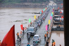 Những hình ảnh ngày đầu tiên người dân di chuyển qua cầu phao Phong Châu