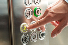 Bấm ngay các phím điều khiển này khi mắc kẹt trong thang máy