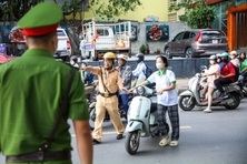 Học sinh còn chủ quan, không đội mũ bảo hiểm khi tham gia giao thông