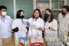 Còn nhiều rào cản với nhà khoa học nữ