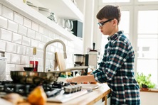 Có nên trả tiền để con làm việc nhà?