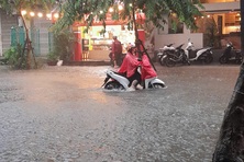 Đà Nẵng mưa lớn, nhiều tuyến đường ngập sâu, học sinh nghỉ học