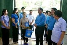 Tặng sổ tiết kiệm cho trẻ mồ côi do bão Yagi: Công đoàn cùng con tiếp bước
