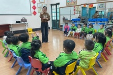 Công nhân “đỏ mắt” tìm chỗ gửi con: Số trường mầm non chưa đáp ứng nhu cầu