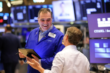 Dow Jones tăng hơn 300 điểm, S&P 500 tiến liền 6 phiên