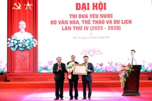 HLV Mai Đức Chung được trao tặng danh hiệu Anh hùng Lao động