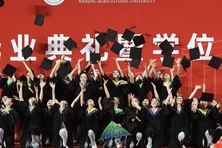 Trung Quốc: 12,7 triệu tân cử nhân đối mặt với bài toán việc làm