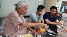 Elderly banh mi seller charms customers with English skills