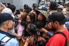 Fans queue from 4 am for Vietnam-Malaysia semi-final tickets