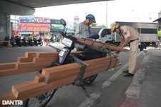 HCM City fines motorbike drivers for carrying bulky goods
