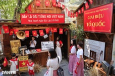 Hanoi parade views coffee shops in high demand