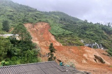 Thousands of foreign tourists remain stranded in flood-hit Sapa