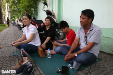 Phụ huynh đứng ngồi không yên ở cổng trường chờ con thi tốt nghiệp THPT