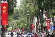 Hanoi streets decorated before Reunification Day