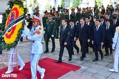 Vietnamese people come early to mourn party leader