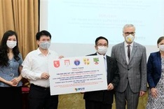 Germany presents 190,000 Covid-19 quick test kits for Vietnam