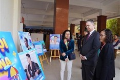 Smithsonian “Outbreak” exhibition spreads to Vietnam