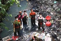 HCM City needs to modernise its waste collection on rivers, canals