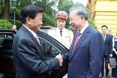 Top leader welcomes Lao Party General Secretary, President Thongloun Sisoulith in Hanoi